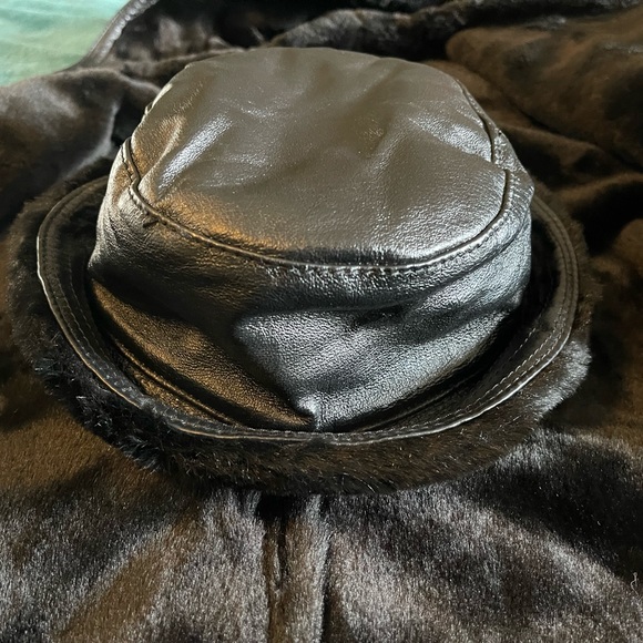 Wilson Black Leather coat and hat - Picture 5 of 7